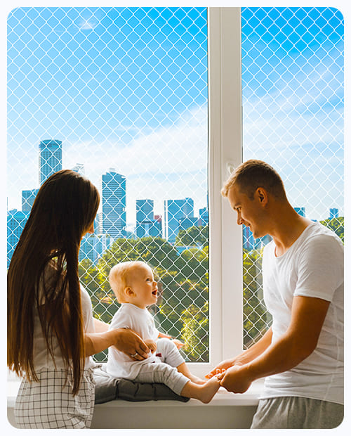 Início 3 Família em frente a janela com rede